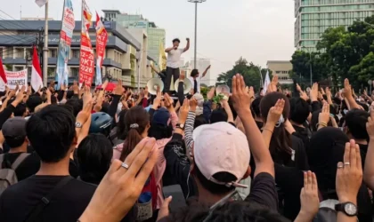 Mengapa Tiga Jari dan Lagu Kematian Menjadi Simbol Kemarahan?